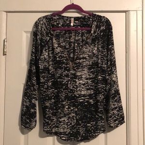 Blouse with functioning gold zipper